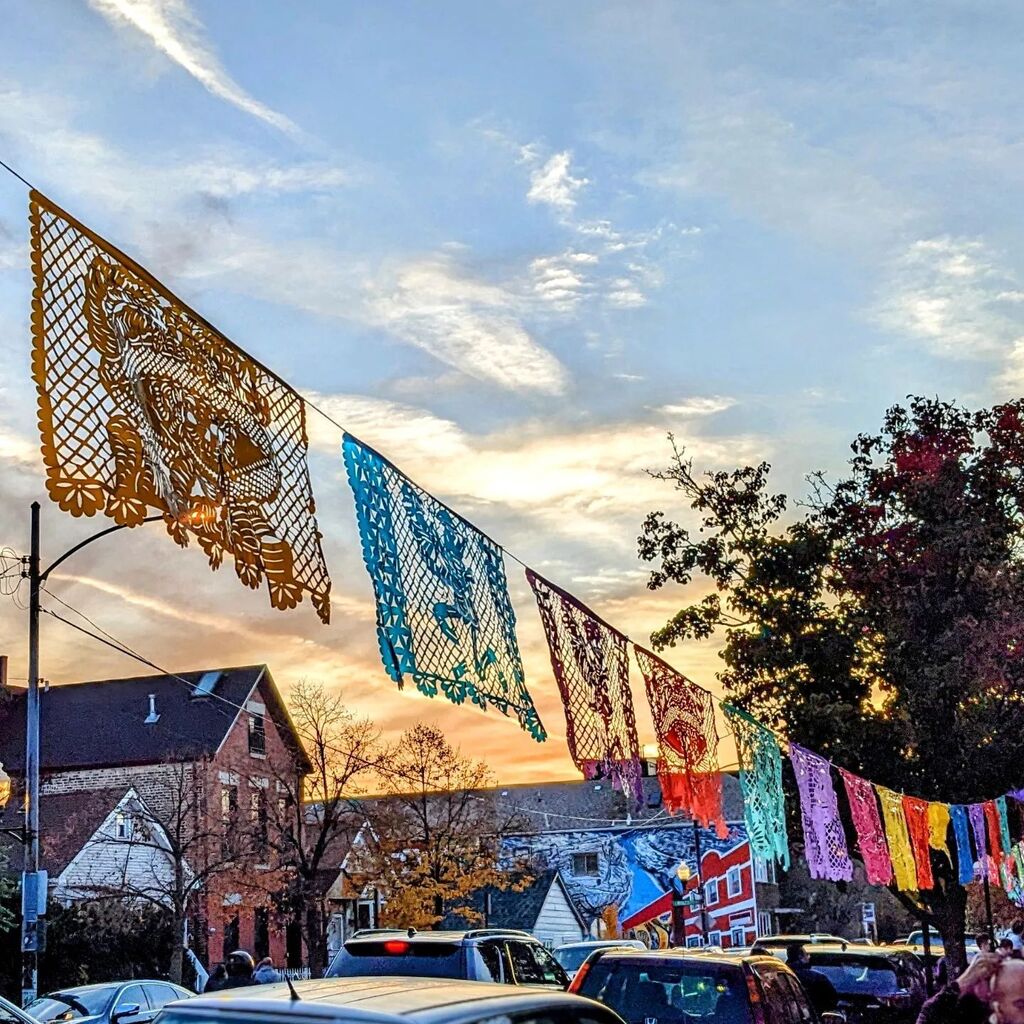 sbcthemuse's tweet photo. Día de los Muertos Xicágo community celebration last weekend at the National Museum of Mexican Art. 

The ofrendas inside the museum this year are dedicated to people who died over the last year from gun violence, COVID, and other tragedies. There is a p… https://t.co/Rb095Tg7KC https://t.co/mdyKFJd5SO