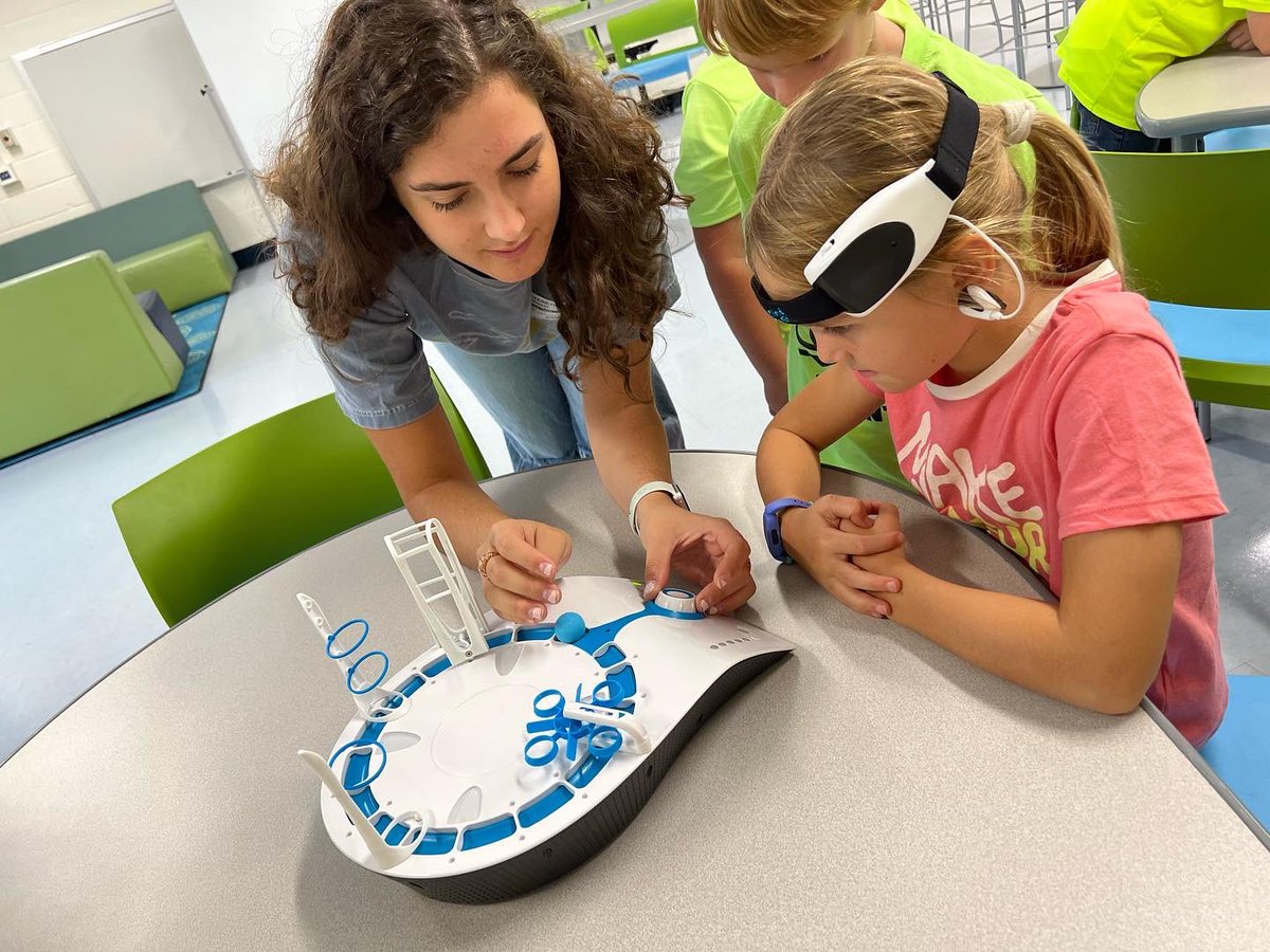 PeeplesFCBOE's tweet photo. Last Friday was one of those days where excitement truly filled the air! We were so fortunate to have four neuroscience majors from Georgia Tech visit our second-grade Enrichment class! #pescfc #peeplescfc #communityforcreativity https://t.co/wVtoKUP8nX