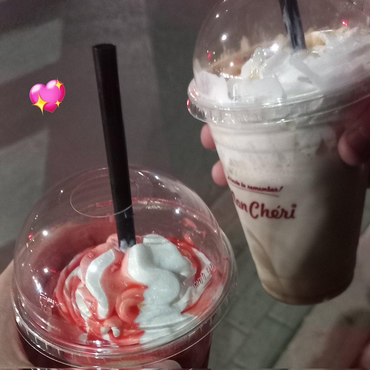 jkxluver's tweet photo. having a milkshake with ur army bsf downtown in the evening>>>
#ArchivePost https://t.co/rUl3s16eJR