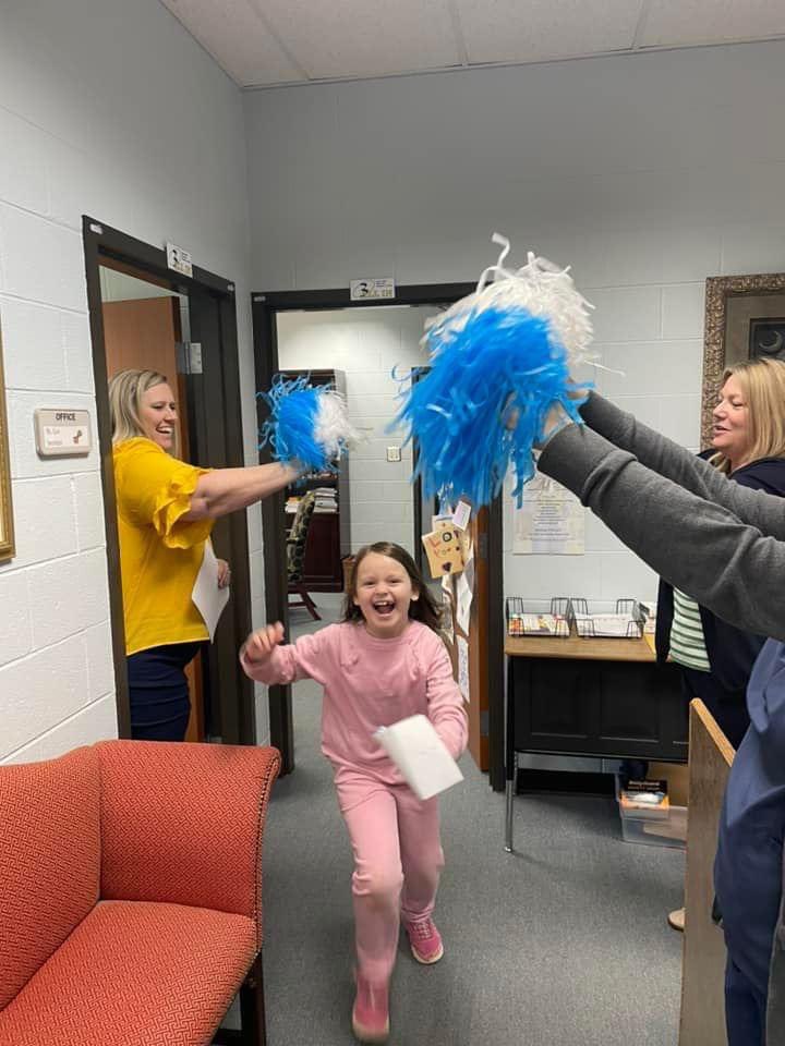 Ccsmith623's tweet photo. Saw a student outside of school-she ran up to me and said: “Dad!  This is the lady who taught me to read!”
Reading Recovery Works-it didn’t just make me a Reading Recovery teacher-it made me a better reading teacher for ALL students @rrcna_org @ClemsonReads @SpartanburgD3 https://t.co/w99n9yLGmZ