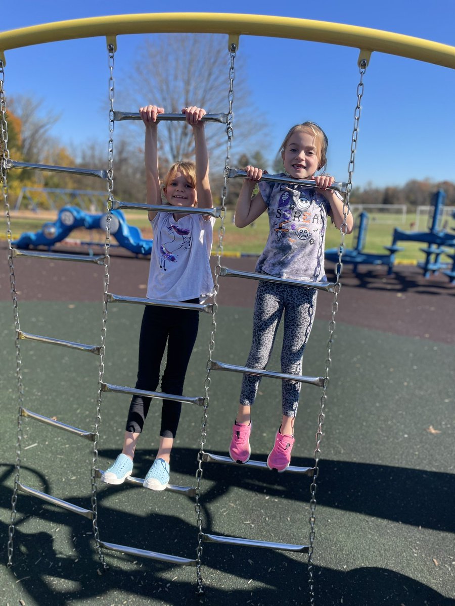 70 degrees in November? Yes, please! 2nd graders enjoying the sunshine today! ☀️🍂 #beartavernpride