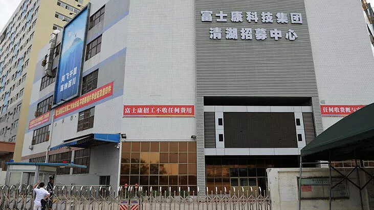 ❌ Çin yetkileleri ülkede hala yürürlükte olan sıkı koronavirüs önlemleri kapsamında, dünyanın en büyük iPhone fabrikasının da bulunduğu Zengju kentinin bir bölgesinde kapatma kararı aldılar.