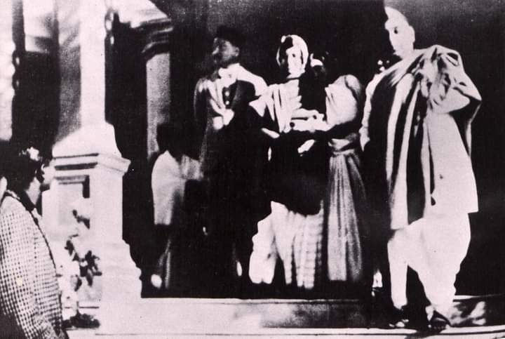 Kamala Nehru , under arrest , coming out of Anand Bhawan with Indira Gandhi , 1 January 1931.