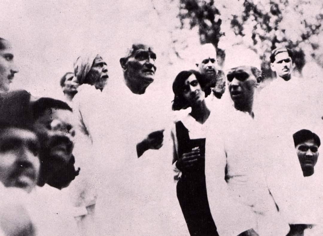 Motilal Nehru dedicating Swaraj Bhavan to the nation on 9 April 1930. On his left are Indira Gandhi and Jawaharlal Nehru