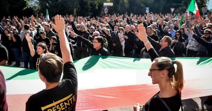 Beccapress_'s tweet photo. @GiorgiaMeloni si definisce salvifica circa la sicurezza. Ma in questa settimana l’unica cosa che sono riusciti a fare, è stata sgomberare un #raveparty. Dimenticandosi di Predappio e le violenta azione della curva nord dell’Inter. #Meloni #CurvaNord #Predappio https://t.co/G0t3TMEtga