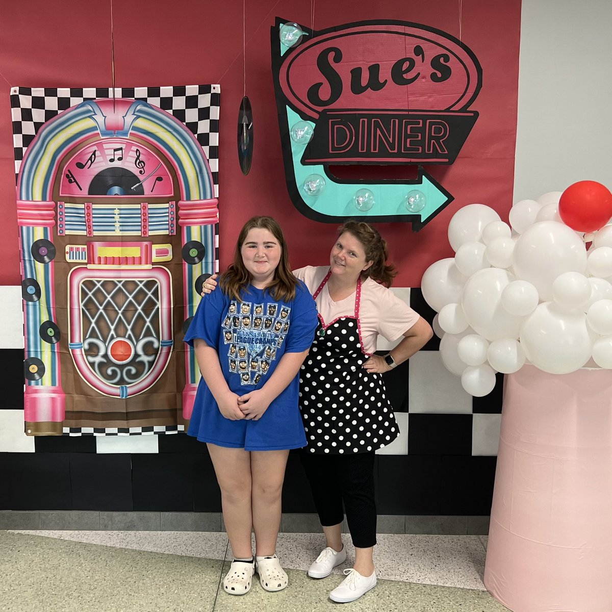 Happy 50th day of school <a href="/cfisdmcgown/">@cfisdmcgown</a>! I just love our backdrop <3 #owlaboutthebest