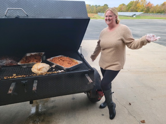 ifrogms's tweet photo. Administration Specialist Sam Cole spent her Volunteer Day working with the Federalsburg Lions Club on a Sandwich Sale! 🥪 Several times a year, the Lions Club holds these sales to help support its work in the community! #servewithpurpose #dotherightthing https://t.co/iP0lNVztTW