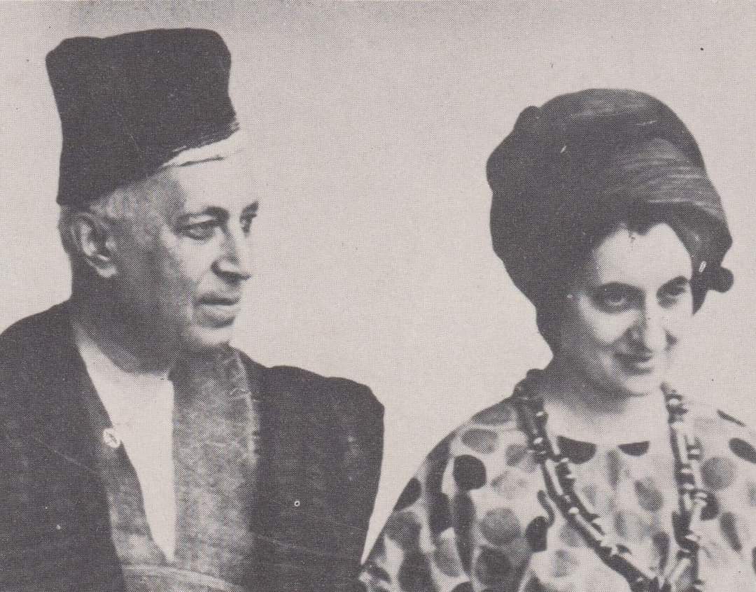 Jawaharlal Nehru in traditional Nigerian dress during his visit to Nigeria , 24 September 1962. With him is Indira Gandhi. #JawaharlalNehru. #IndiraGandhi
