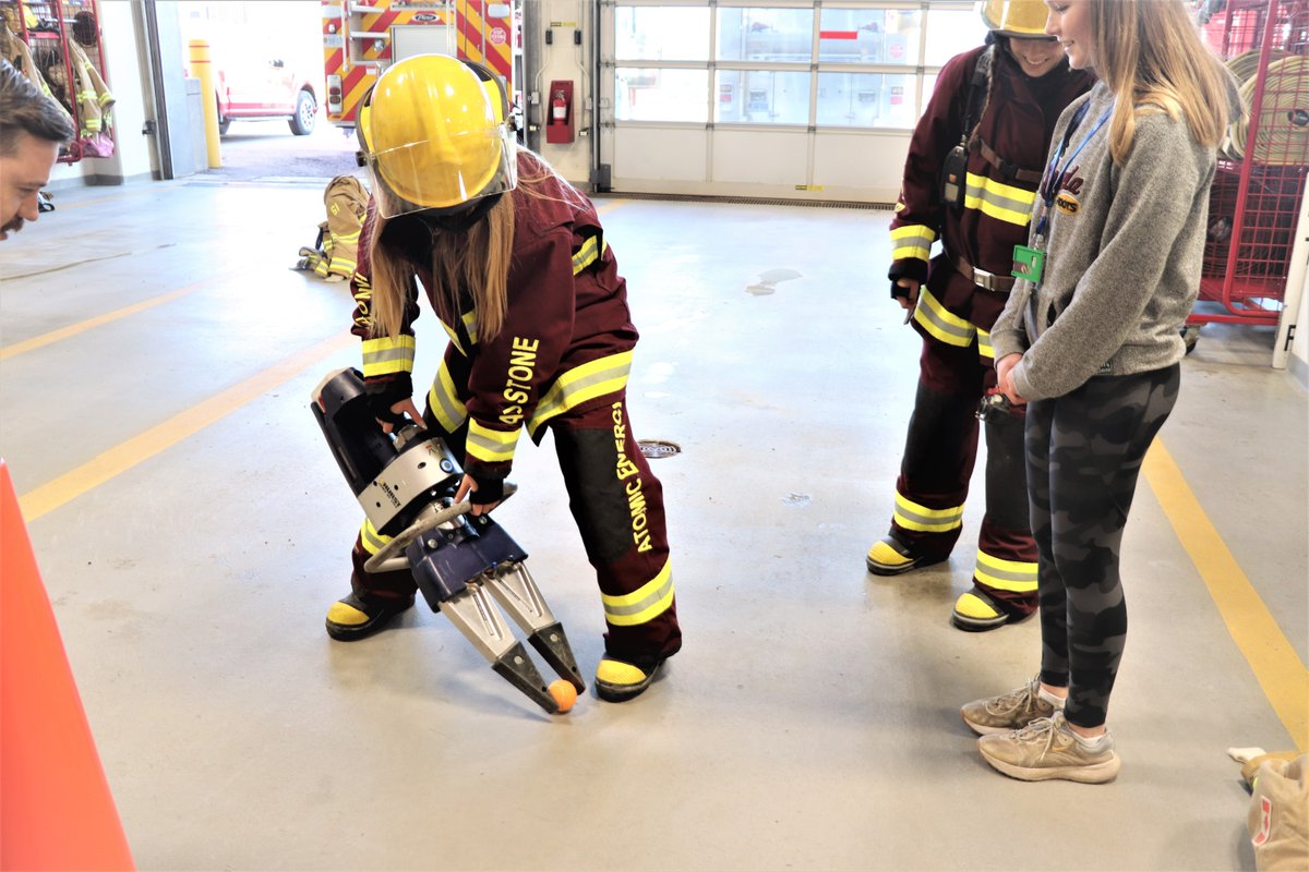 CNL_LNC's tweet photo. CNL- CR hosted dozens of students from across the Ottawa Valley for Take Our #KidsToWork Day.
They saw the #Hydrogen, Glass Blowing and Mechanical Equipment Development labs. They also took part in presentations about our fire department, #SMRs, and #CEDIR.
@RCDSB @RCCDSB https://t.co/DiRjyjU5GP