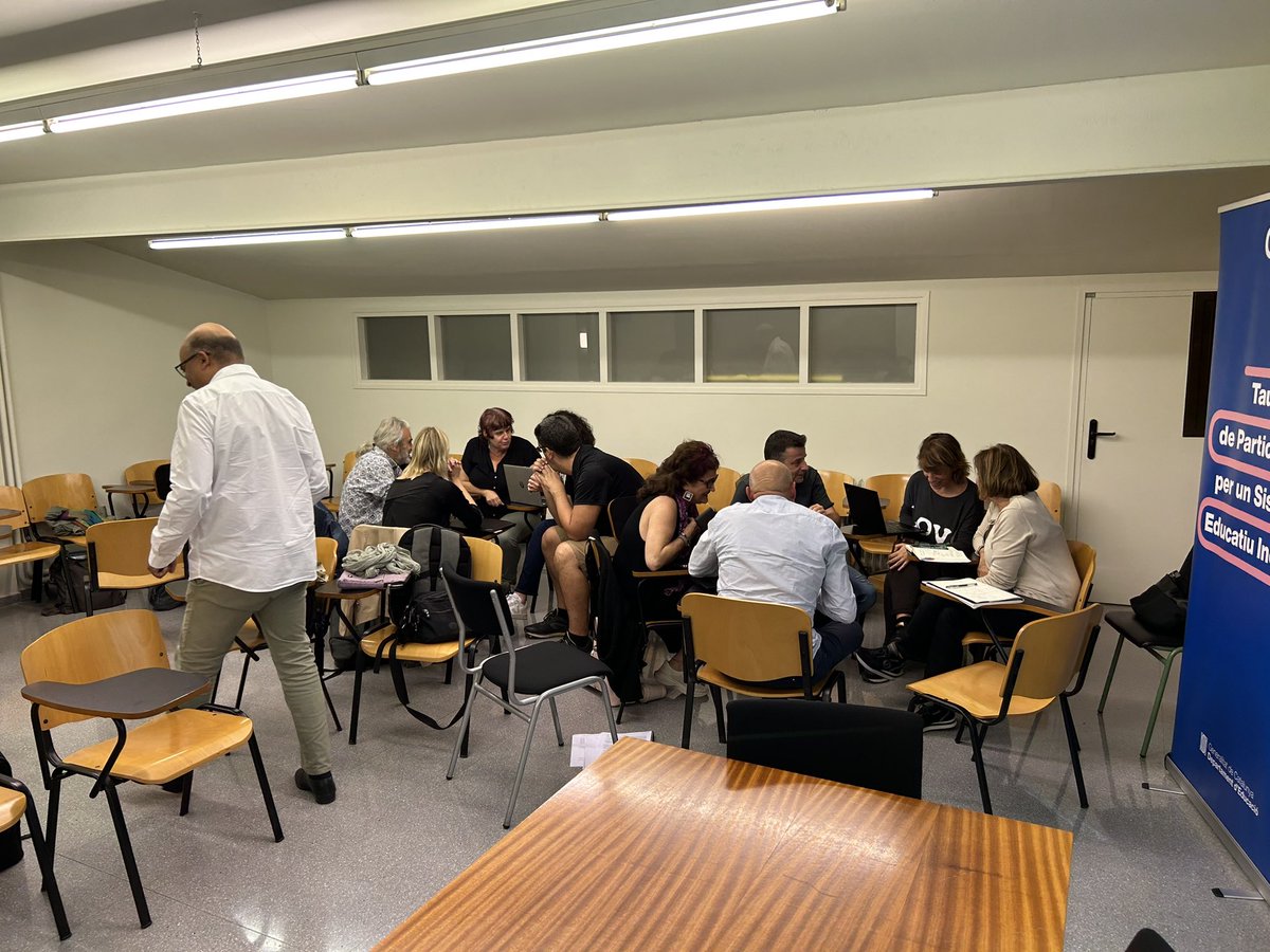 “L’escola canvia la societat o la societat canvia l’escola?” @NuriaSTE <a href="/laia_asso/">Laia Asso</a> <a href="/alegre_rebel/">Laura Alegre</a> <a href="/SisaLopez2/">@SisaLopez</a> <a href="/mariaistwitting/">Maria Macià</a>  #TAPSei “Què és per tu un sistema inclusiu?” <a href="/educaciocat/">Educació</a> <a href="/InnovacioE/">Innovació Educativa, Departament Educació</a> #inclusiva <a href="/xapeicat/">XAPEICAT</a> <a href="/fontdelroure/">Esc Font del Roure</a>