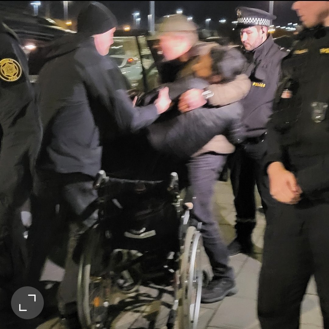 alondresvoy's tweet photo. This is how the Icelandic government of @katrinjak treats disabled asylum seekers and their families. He is sent to Greece without a wheelchair where it is unsure if he will receive any healthcare https://t.co/NCV7HKE558
