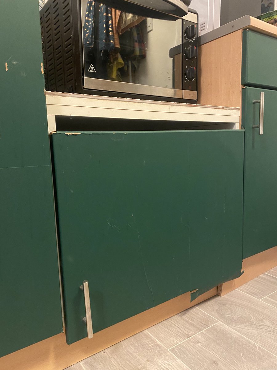 I think my landlord is a scumbag for many reasons. One of them is that they couldn’t even be bothered to fit the cupboard door the right way up 🤷‍♀️ #EndofTwitter