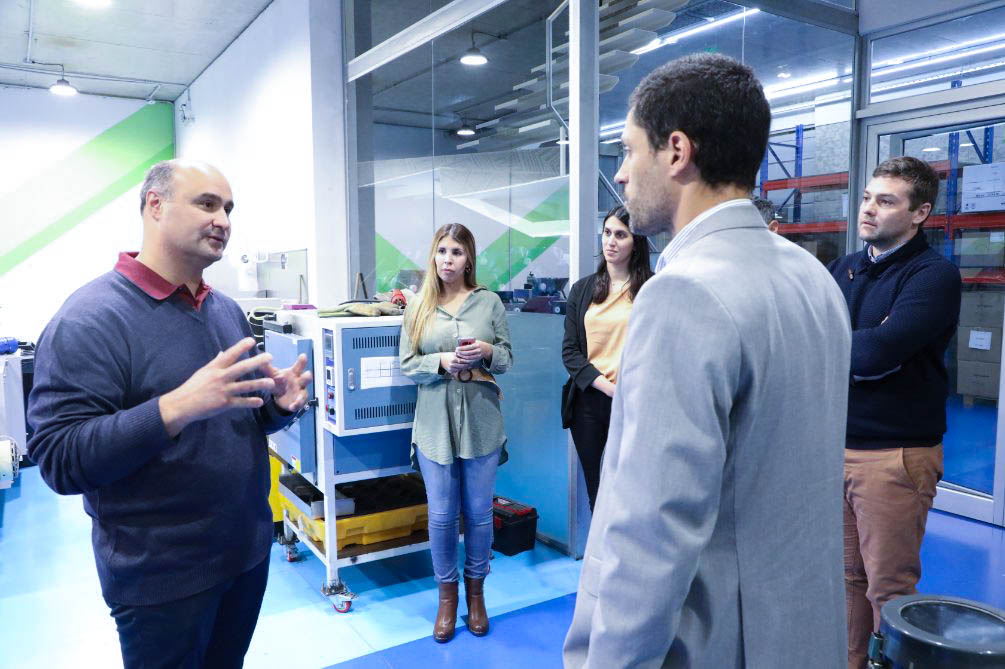 agenciaidiar's tweet photo. 📍Rosario
Visitamos las plantas de Terragene y Protergium junto a su CEO Esteban Lombardi, que nos contó en detalle los avances de los distintos proyectos que tienen financiados por la Agencia I+D+i y los próximos, como El Parque del Futuro. https://t.co/UOiwK4wc7i