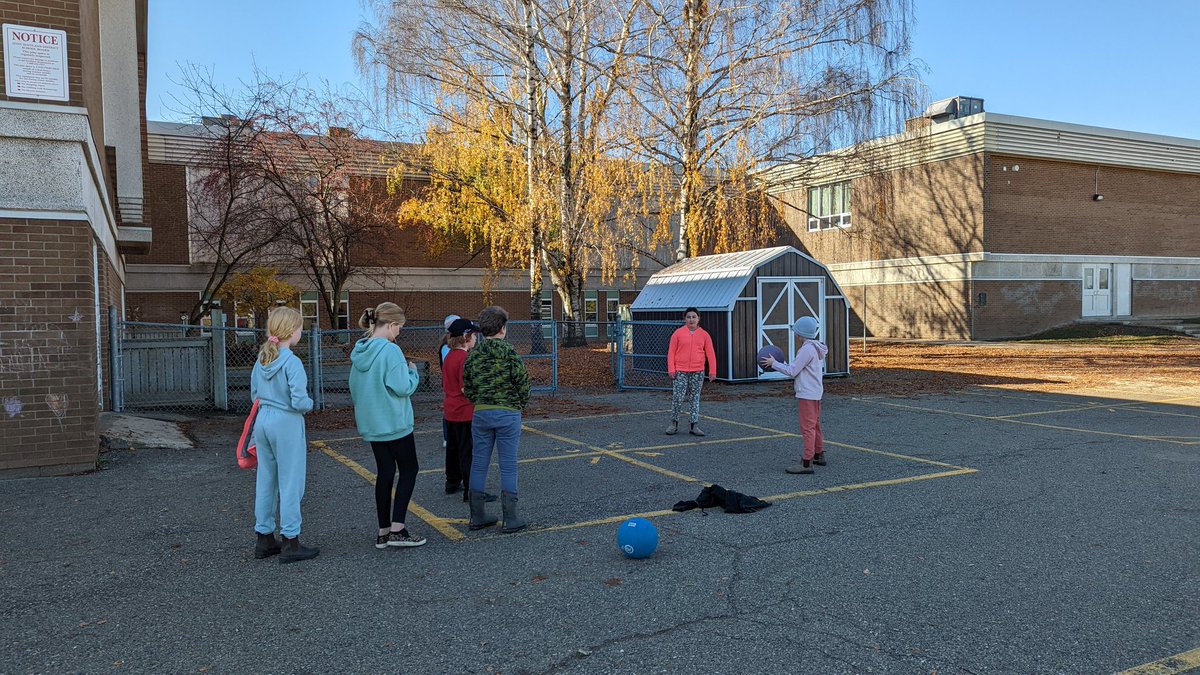 MrsAgarUTES's tweet photo. We enjoyed the beautiful weather today. We had a Four-Square tournament during our gym time. #fitisfun https://t.co/fEQQSW3VWB