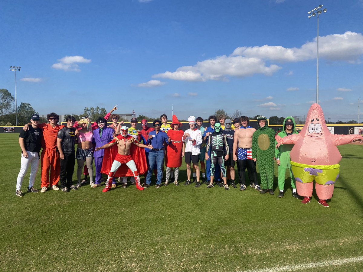 CHHS_baseballs's tweet image. Weather and inservice delayed our game. Happy (belated) Halloween. Go Panthers!