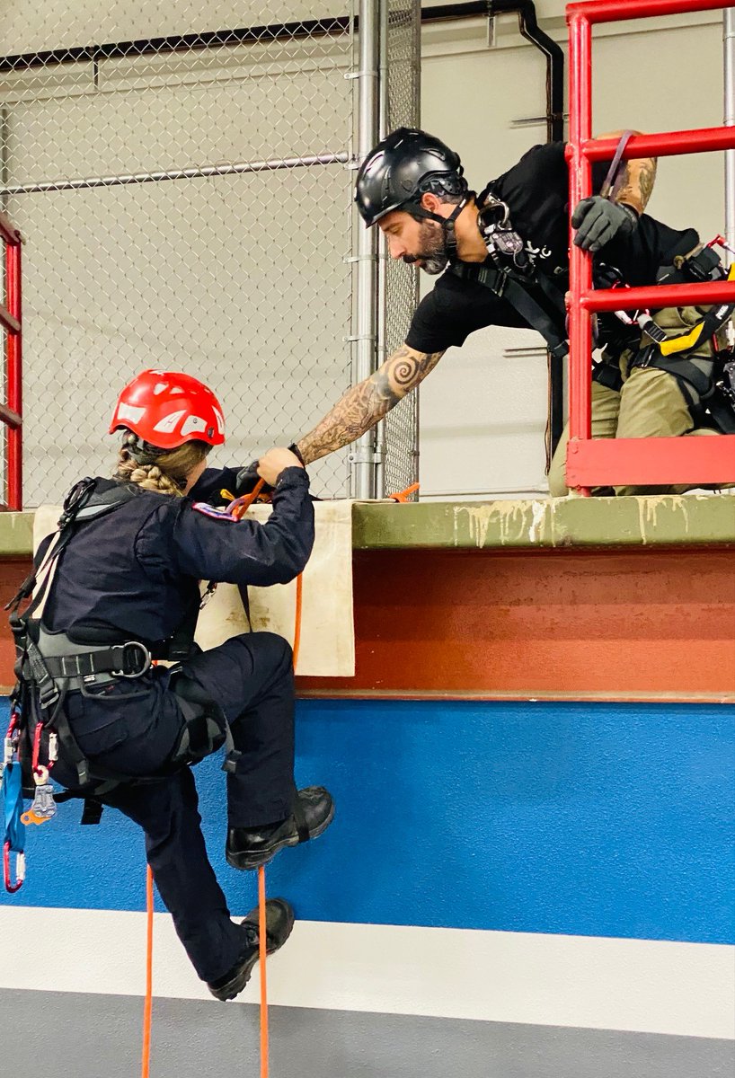 cmcpro_official's tweet photo. The facility features an extremely high ceiling, numerous platforms, observation decks, trusses, confined space props, elevator shafts, multiple industrial structures, and a modern classroom. Learn more here:https://t.co/Rttvz0qJZC
.
.
#cmcschool #cmcpro #roperescuetraining https://t.co/p7P9ORbtJO
