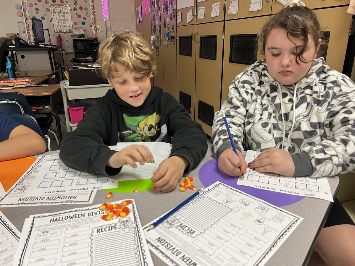 Aamar4th's tweet photo. I had an abundance of leftover candy corn, and we are learning long division. So, naturally, we turned the candy corn into math manipulatives. Math became so much more interesting today! @mvesycsd @kdenny_ @JillGillikinAP https://t.co/YmbRDkGwsL