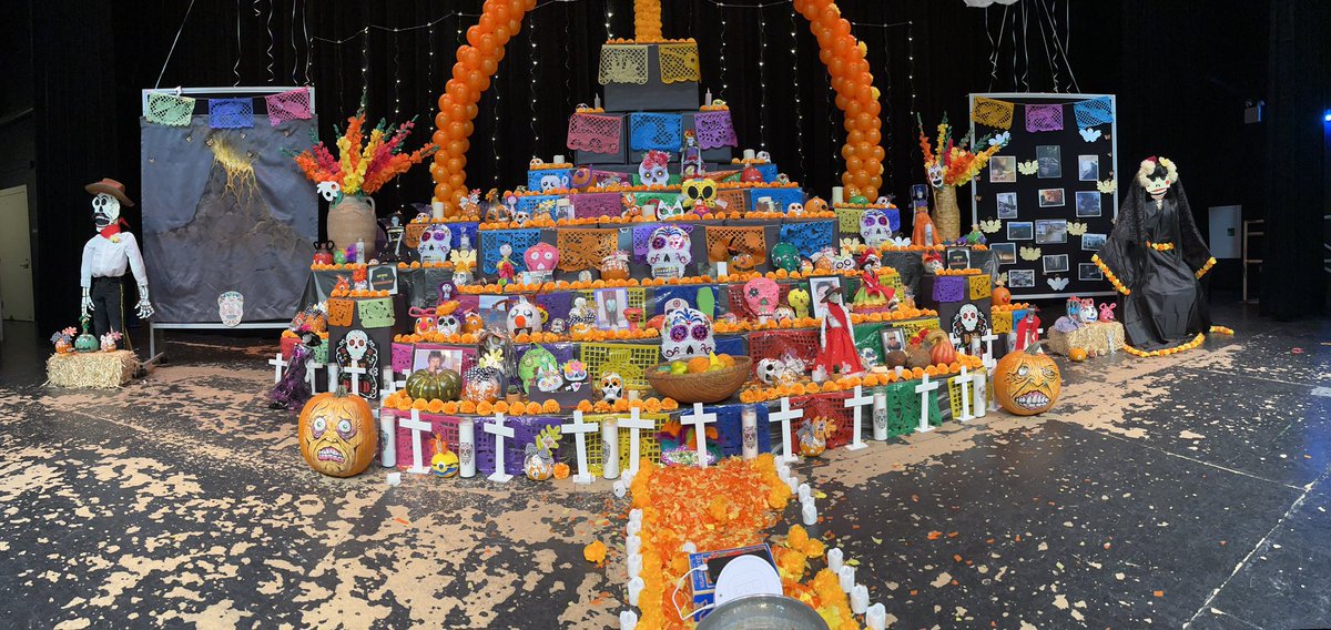 Celebrating el dia de los muertos @calmeca Academy