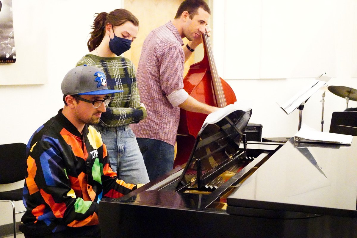 BaltSchoolArts's tweet photo. Phenomenal workshop with Grammy Winning Arranger Jake Silverman a.k.a @Button__Masher with the BSA jazz ensemble and big band today, rehearsing for the performance at Keystone Korner on December 14th. 

#JakeSilverman #ButtonMasher #Grammy #jazz #jazzensemble #baltimore https://t.co/Xcc0C7yCmW