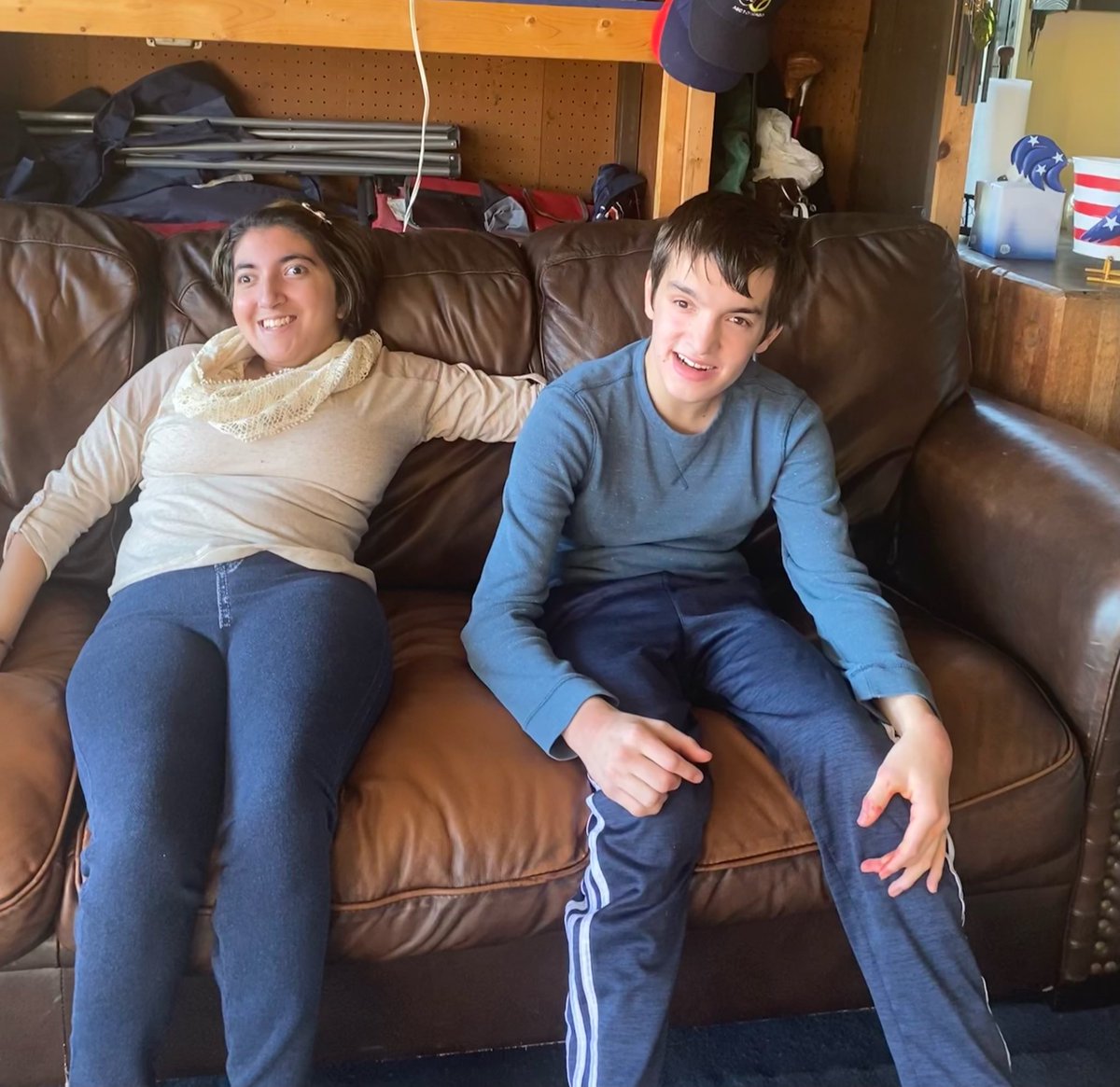 ReemersD8's tweet photo. A perfect day for a fall walk around the neighborhood and LOVED surprising DEANO @Janineneno @DimitraVossos1 @PeopelSandburg @peggles2015 https://t.co/Lg4KUnFNdq