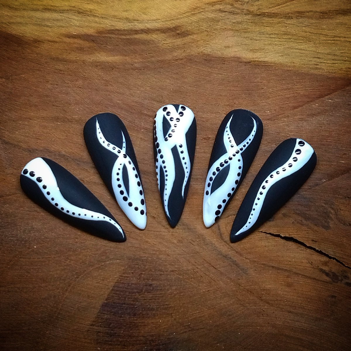 SkyHighLowFly's tweet image. 🐙 #handpainted #nailart