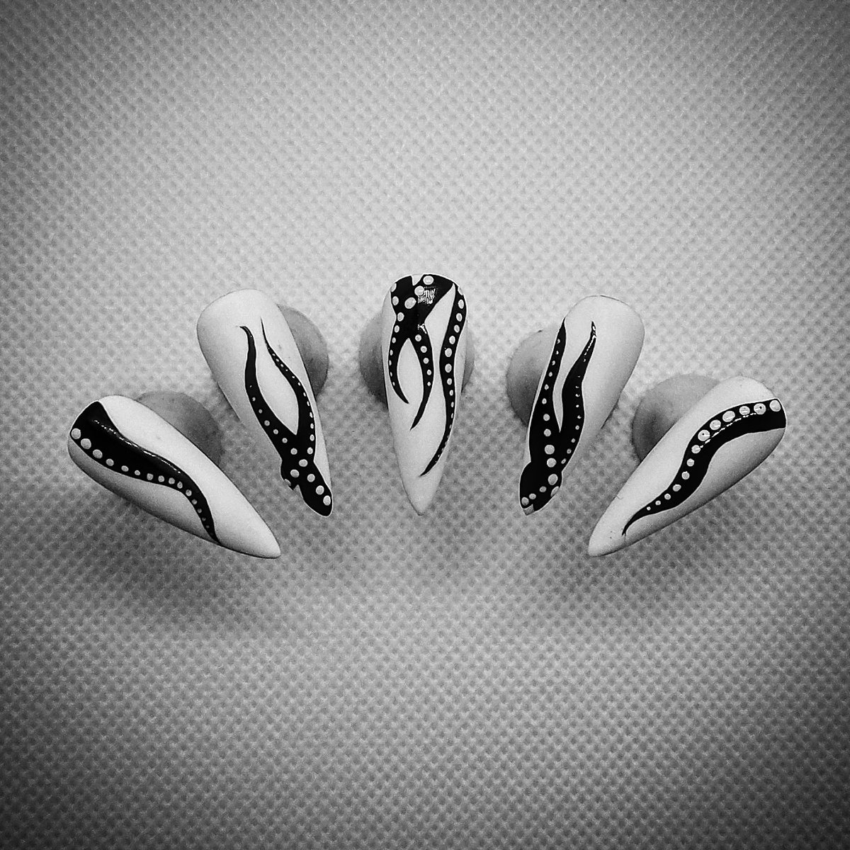 SkyHighLowFly's tweet image. 🐙 #handpainted #nailart