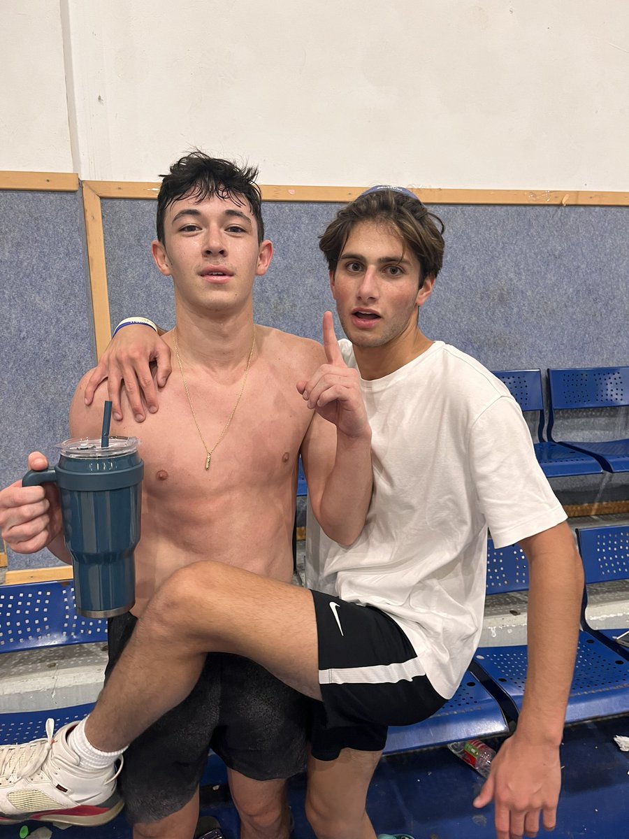 MrSinny's tweet photo. @JFeigenblum WITH THE ABSOLUTE DAGGER SENDING TEAM ZUCK AND CHOOK HOME #ForravJ #Blockontop #beatingthebuzzer https://t.co/M46veOEQU3