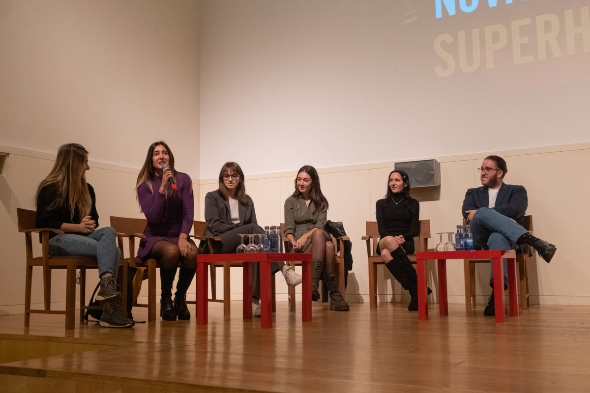Velaquí algúns momentos da estrea da serie #Superheroínas na <a href="/facom_usc/">Facultade de Ciencias da Comunicación</a>. Mil grazas a <a href="/luciafreitas82/">Lucia Freitas</a> <a href="/al_ou_swanehals/">Alba Cid</a> <a href="/esther_estevez_/">Esther Estévez</a> <a href="/la_nigromante/">Laksmy apoia a Palestina 🏳️‍🌈🎮🖊️⛓🌸🛰️🆑</a> <a href="/andreapousa/">Andrea Pousa</a> <a href="/paulajh_/">Paula Jorge Horta</a> e Antía Castro, protagonistas desta 2ª edición de 'Novas voces para a lingua'. 👇
academia.gal/-/sete-superhe…