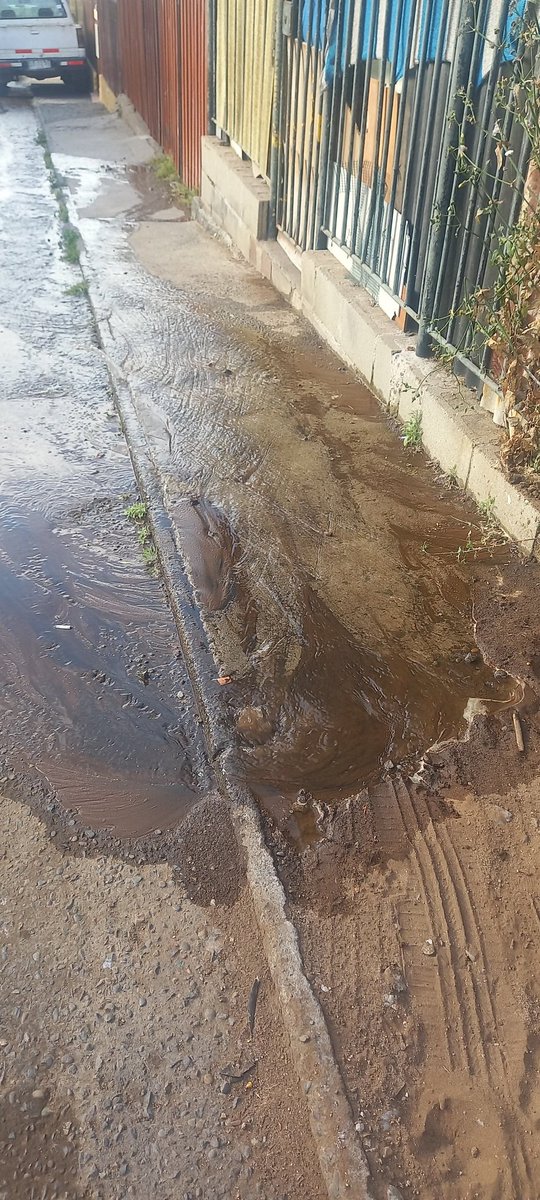 linareally_S's tweet photo. @esval_chile  hola.   Se esta saliendo el agua en pasaje Ignacio Andia Concón  hace aproximadamente un mes vinieron a arreglarlo y se repite el problema. https://t.co/BgwJnl2Yi5