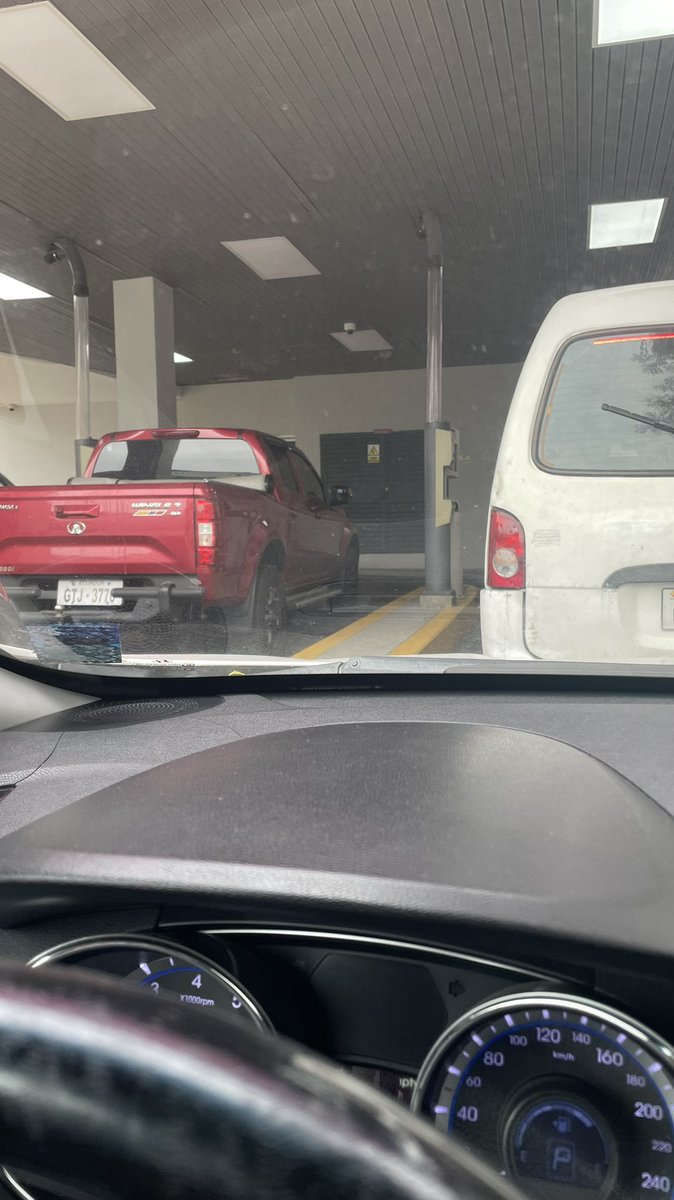 consuelosucer's tweet photo. @BancoGuayaquil qué pasa en auto banco ceibos ? Más de 1hora en espera https://t.co/9QKYKu731e
