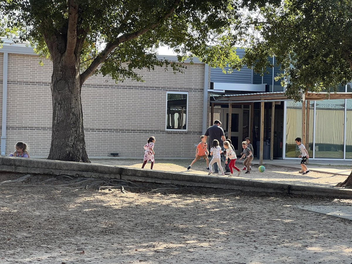 We sure do love having our watchdog read stories with us and even play 1 on 15 in soccer! 🤩  #fielderpride <a href="/FielderElem/">Edna Mae Fielder Elementary</a>