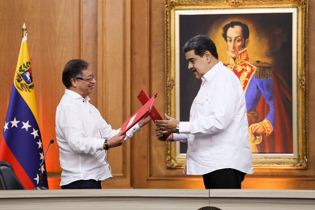 FALInsoumis's tweet photo. 🇨🇴🇻🇪 « C'est antihistorique que la Colombie et le Venezuela soient séparés, parce que nous sommes le même peuple », déclare le président @petrogustavo à Caracas, lors de sa rencontre avec le président @NicolasMaduro.

La paix à l'ordre du jour. Enfin.
¡Bravo Venezuela y Colombia! https://t.co/MbnSGPW9F7