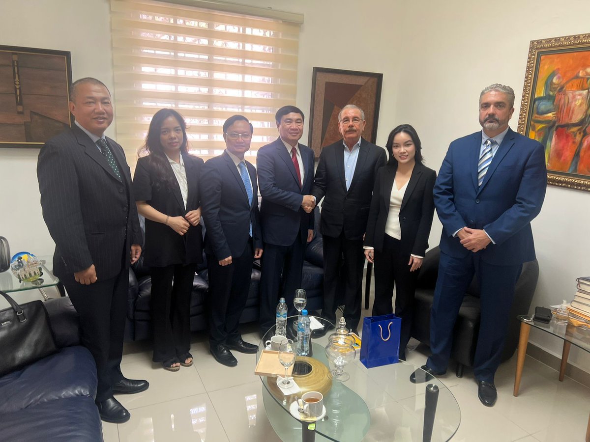 Delegación de Vietnam gira visita al expresidente Danilo Medina, Presidente del PLD Integrada por Tran Quoc Cuong, miembro del Comité Central del Partido Comunista de Vietnam, vicejefe primero de la Comisión de Asuntos Internos del Comité Central del Partido,rango d viceministro