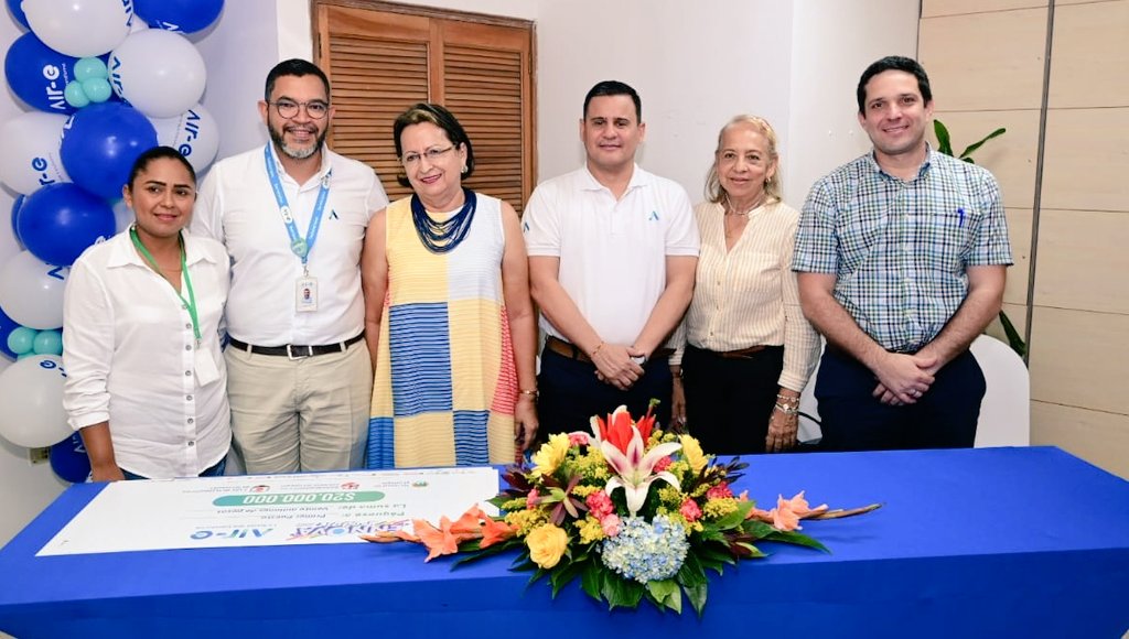 ProsantamartaV's tweet photo. ➡️#Evento | Pro Santa Marta acompañó la clausura y premiación 🥇🏆del proyecto: #EnnovaScool, iniciativa conque la empresa @Aire_Energia llegó a 16 mil estudiantes 👩🎓 del Magdalena con el objetivo de promover e incentivar el uso seguro y responsable del servicio de energía 🪫⚛️ https://t.co/86TIsOOsbf