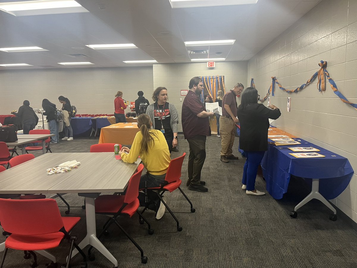 MrsJCantu's tweet photo. 🐺There was a lot of #lobolove at our Mentor Meet today! We have the best mentors and mentees! (Hopefully it’ll help the Astros too💙🧡) ! @langhamcreekhs @KristenNeill4 @jmtz10403 https://t.co/lXuxdzlMnx