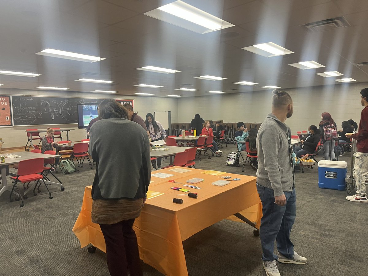 MrsJCantu's tweet photo. 🐺There was a lot of #lobolove at our Mentor Meet today! We have the best mentors and mentees! (Hopefully it’ll help the Astros too💙🧡) ! @langhamcreekhs @KristenNeill4 @jmtz10403 https://t.co/lXuxdzlMnx