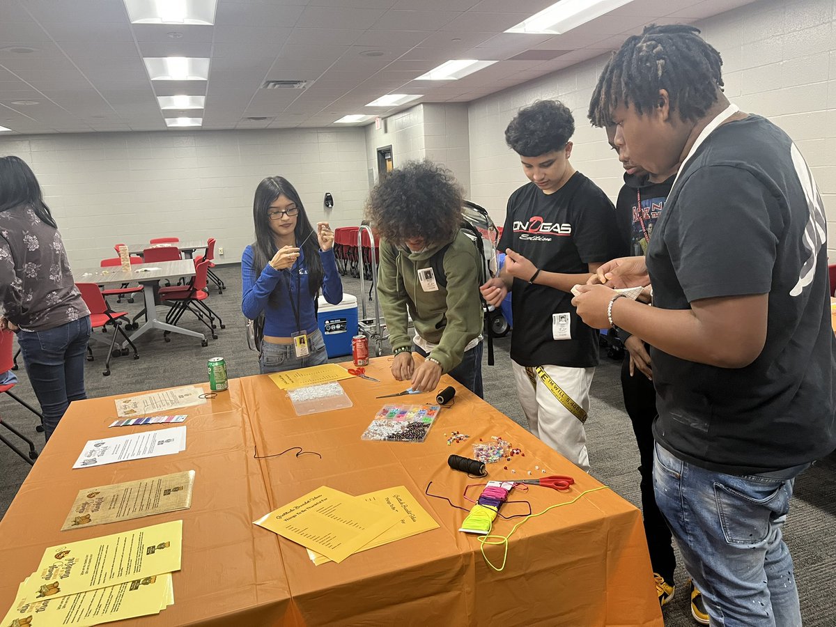 MrsJCantu's tweet photo. 🐺There was a lot of #lobolove at our Mentor Meet today! We have the best mentors and mentees! (Hopefully it’ll help the Astros too💙🧡) ! @langhamcreekhs @KristenNeill4 @jmtz10403 https://t.co/lXuxdzlMnx