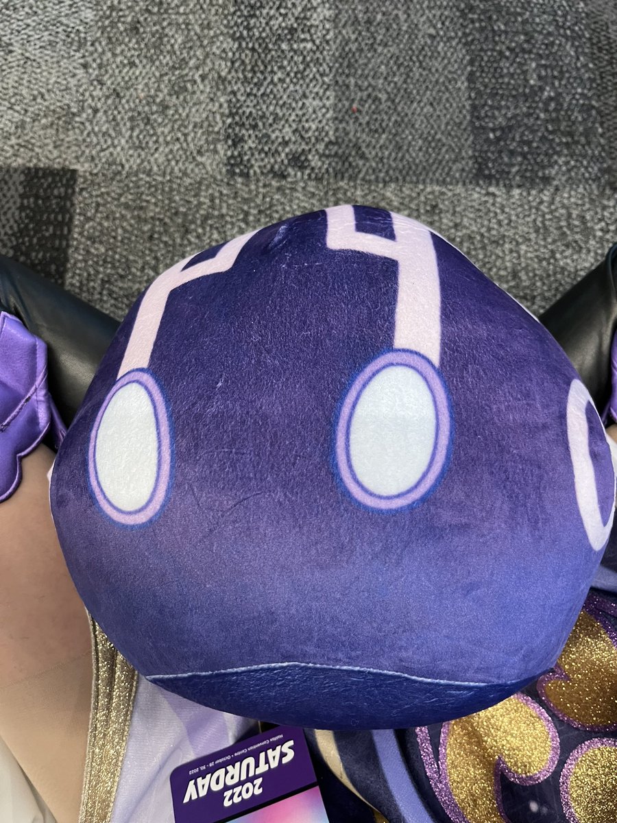 SilverJezebel's tweet image. Went to #HalCon2022 Saturday as Raiden Shogun Ei from Genshin Impact. Didn’t get any photos of myself there. All I could say is blame the heels and blurry contacts. 😹🤷🏻‍♀️