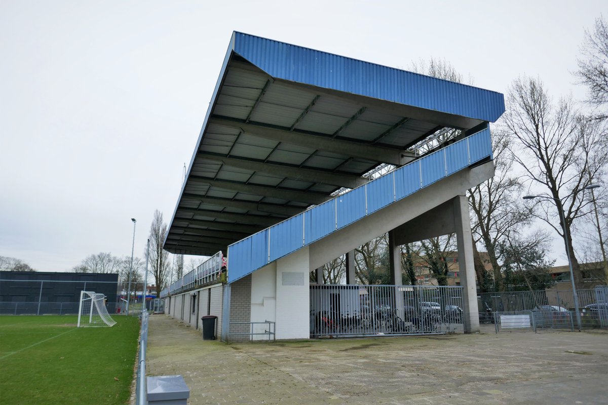 De_Dwarslat's tweet photo. Kick Smittribune, Haarlem.
#botdin1911 #kicksmit #haarlem https://t.co/gVpdOIh15c