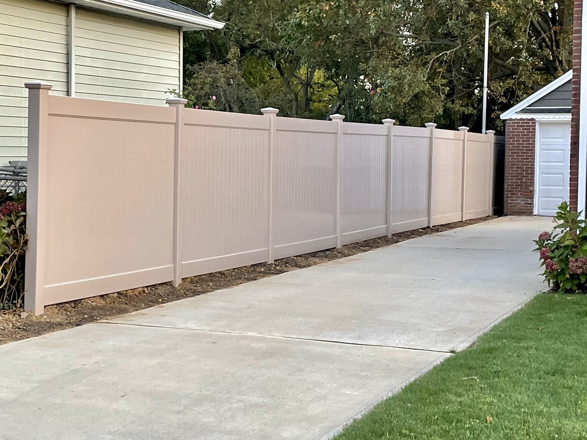 Liberty_Fence's tweet image. We fabricated and installed 72” khaki PVC #privacyfencing in #Plainedge, #NY.

#privacyfence #privacyfences #pvcfence #vinylfence #fence #fences #LongIsland