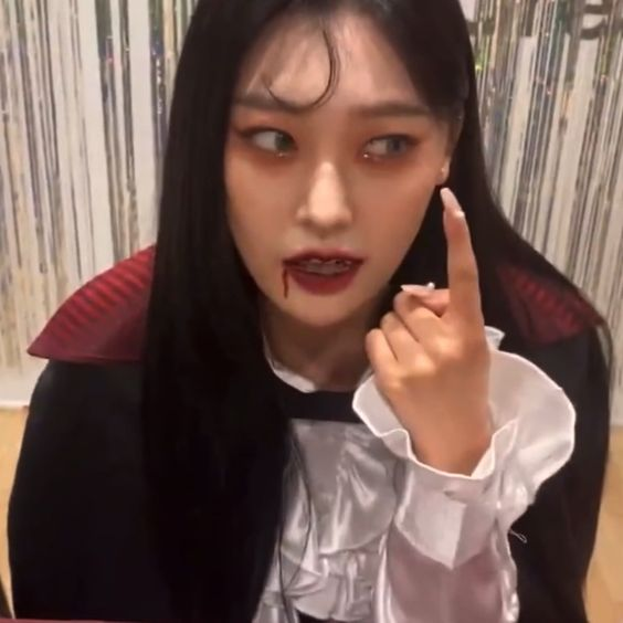 loonathink's tweet photo. choerry as a vampire https://t.co/P2As14DjcV
