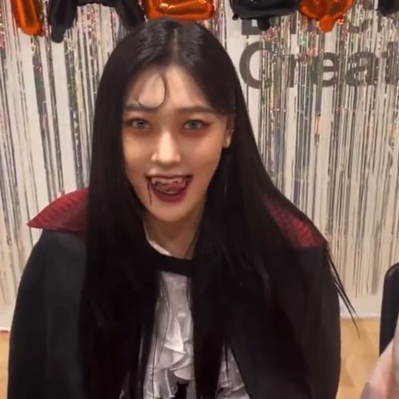 loonathink's tweet photo. choerry as a vampire https://t.co/P2As14DjcV