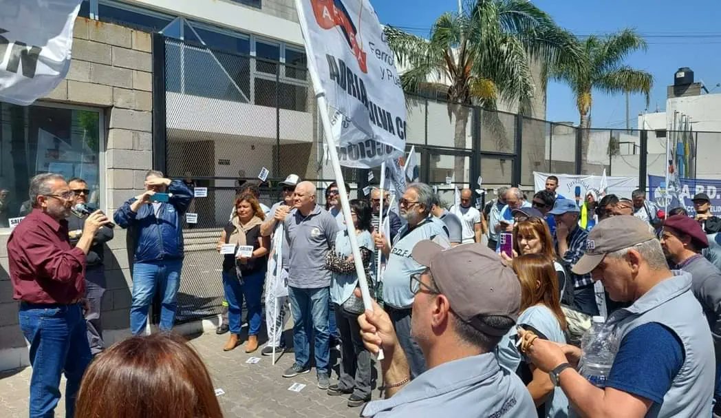 JApdfa's tweet photo. #DockSud 📌

Estuvimos presentes en la movilización convocada por nuestro @apdfanacional  dónde  acompañamos a nuestro compañero injustamente despedido por las autoridades del #Consorcio #Puerto #Dock #Sud 💪🏻

#AdrianSilvaConduccion 
@APDFApuertosOK @ApdfaAdrian @BeaIvArguello https://t.co/GBEKREGpWW