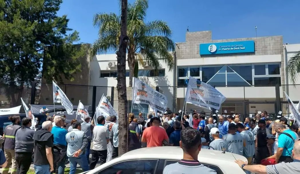 JApdfa's tweet photo. #DockSud 📌

Estuvimos presentes en la movilización convocada por nuestro @apdfanacional  dónde  acompañamos a nuestro compañero injustamente despedido por las autoridades del #Consorcio #Puerto #Dock #Sud 💪🏻

#AdrianSilvaConduccion 
@APDFApuertosOK @ApdfaAdrian @BeaIvArguello https://t.co/GBEKREGpWW