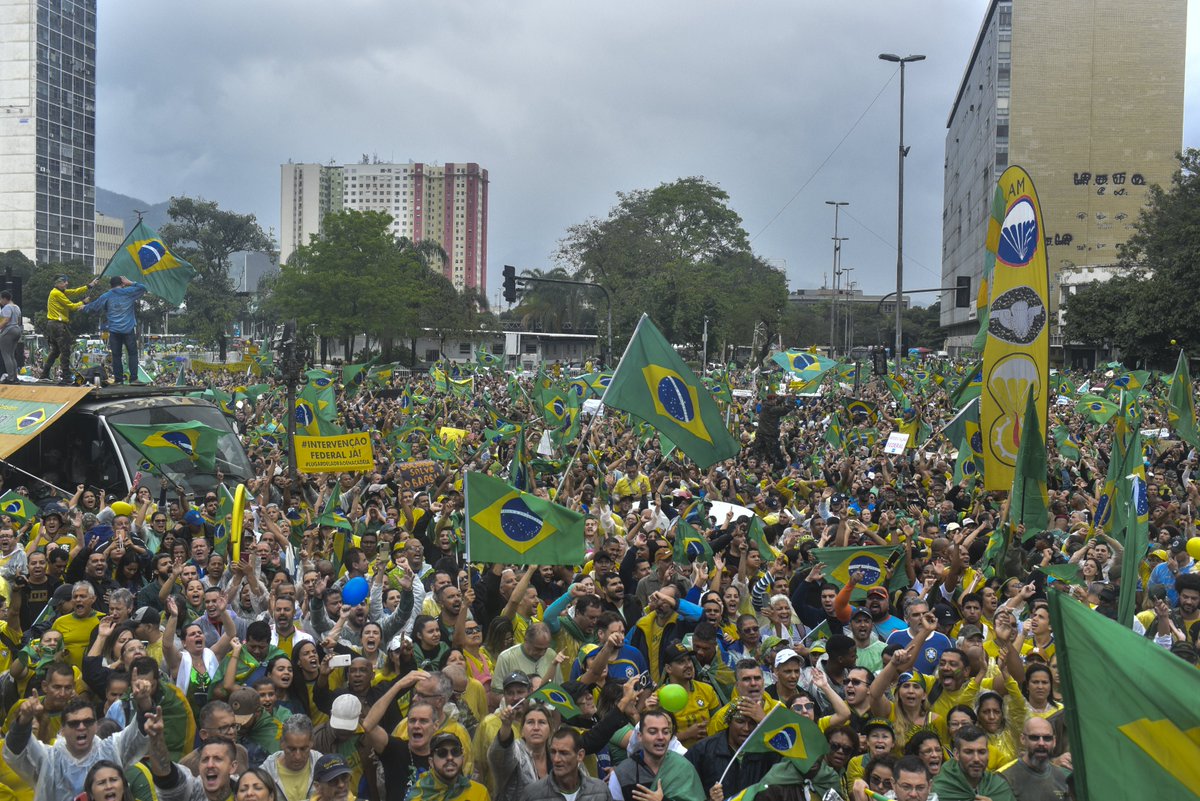 Brezilya'da pazar günü düzenlenen ikinci tur devlet başkanlığı seçimini kaybeden Devlet Başkanı Jair Bolsonaro'nun destekçileri, ülkenin çeşitli bölgelerinde askeri birliklerin önünde düzenlediği gösterilerde orduya müdahale etme çağırısında bulundu.
