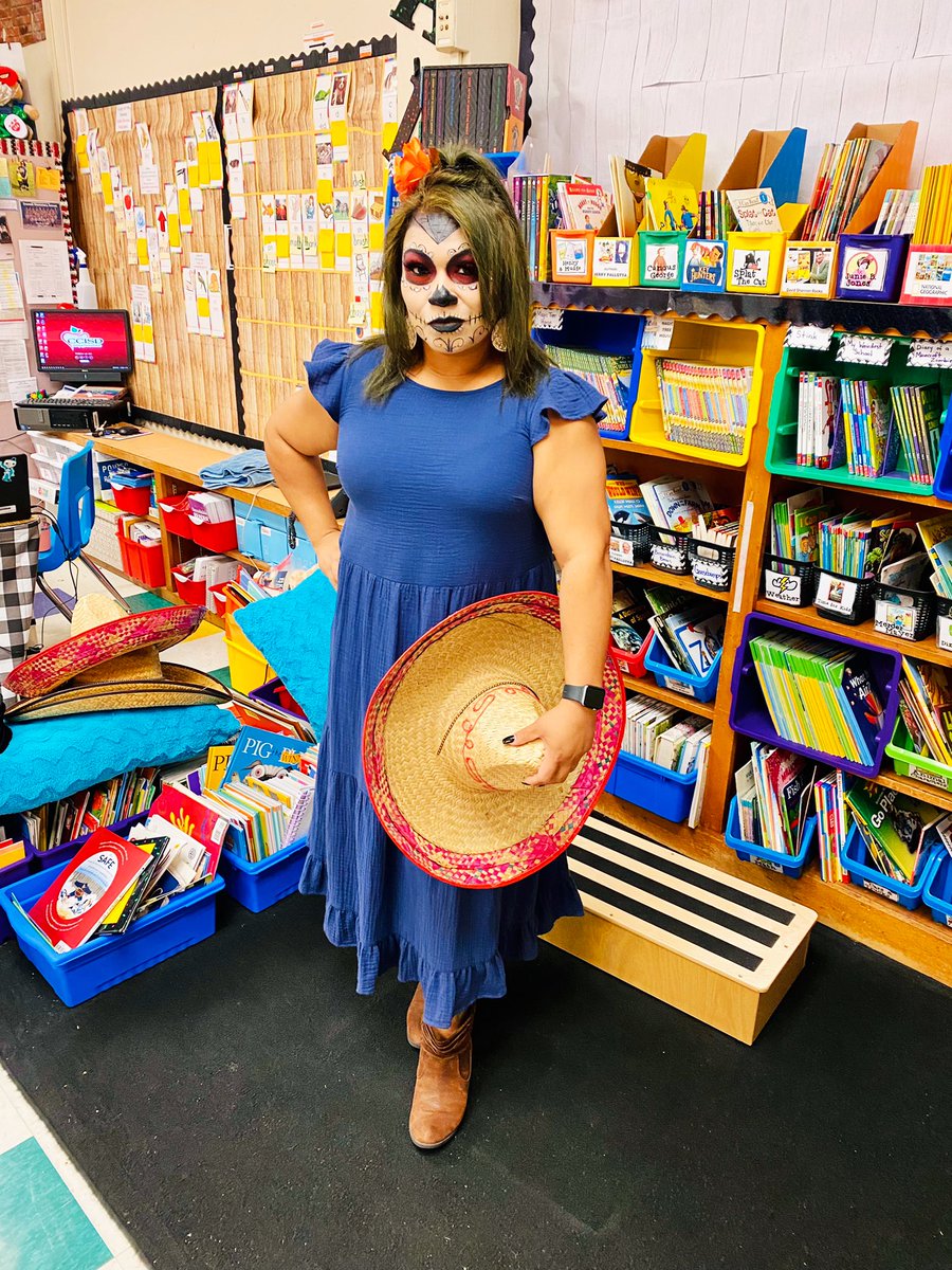 iLunaMode's tweet photo. It’s so much more than makeup, it’s sharing my student’s culture, heritage, and language that I too celebrate. WE ARE THE SAME! #ProudPioneer #teachertwitter #somosiguales #DiaDeLosMuertos #DayOfTheDead #sugarskull https://t.co/POEL14Tjcu