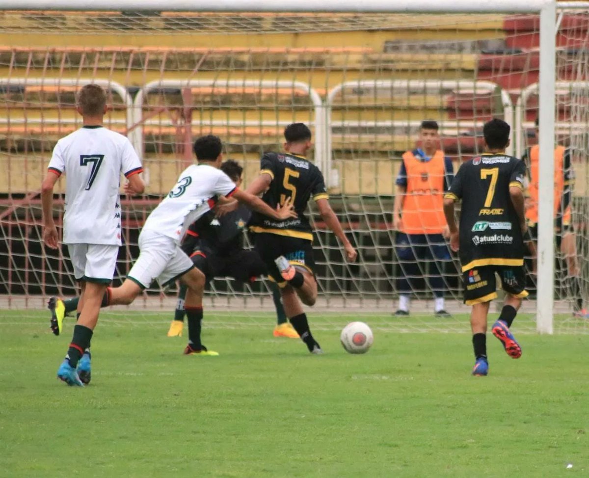 VoltacoFC's tweet photo. É A #BASEFORTE DO VOLTAÇO NA FINAL DA TAÇA RIO SUB-15 💛🖤🤍

👏 Os #GarotosDeAço golearam a Portuguesa-RJ por 4 a 0 e estão classificados para a final da Taça Rio sub-15. 

⚽️ Os gols do Voltaço foram marcados por Moisés, Enrico, Vini e Lucas LK. https://t.co/LUapprzxob