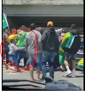 Samimi50789486's tweet photo. @77_frota O que uma CRIANÇA está fazendo no meio dessa baderna? https://t.co/vBYjhe74YV
