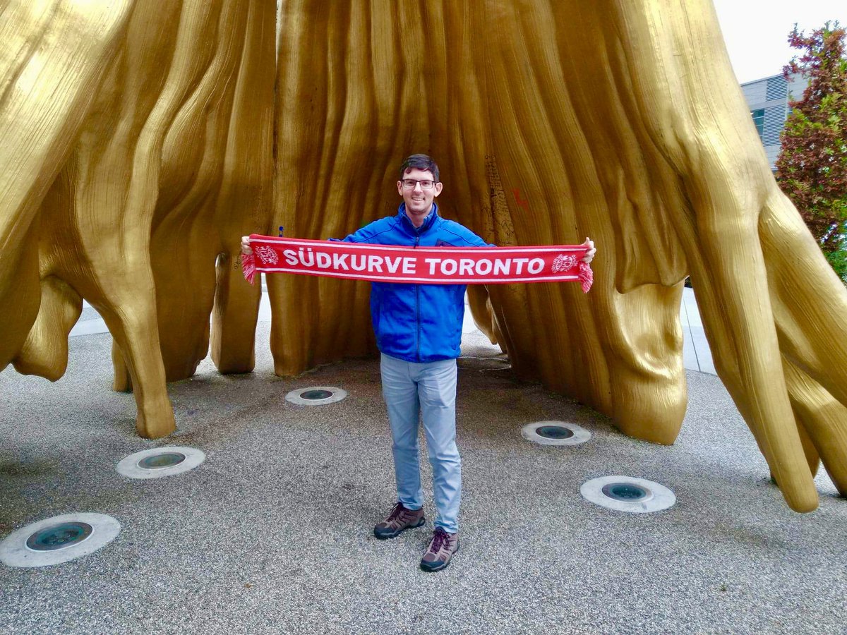 SuedkurveTO's tweet photo. From the #HollowTree to the #GoldenTree, @SuedkurveTO member Dr. @mobros1920 was repping #SKTonTour 🔴⚪️ in #Vancouver, #BritishColumbia 🇨🇦 

#MattyMo #MiaSanMia #FCBayern https://t.co/BjE6XsWAOf
