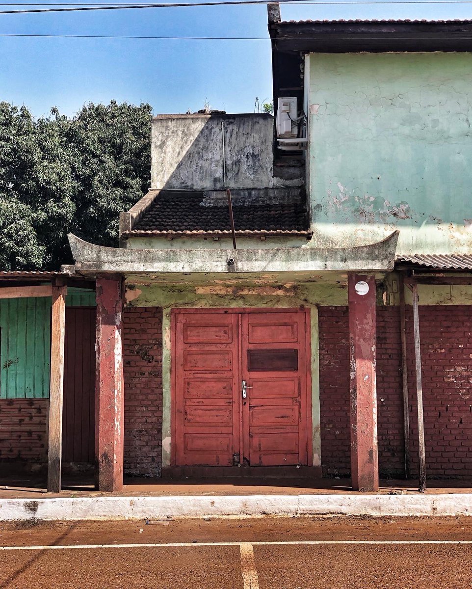 Dan_Lande's tweet photo. A un costado, el campo. Del otro lado se ven un par de calles, después el fin del pueblo y el campo otra vez. Son las diez, pero el sol pega como si fuera el mediodía. El lugar se llama La Paz y es un pueblito japonés. Un pueblo japonés en medio del campo en Paraguay. https://t.co/mIDkpXQjbu